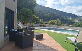 Casa nueva con piscina y vistas al mar